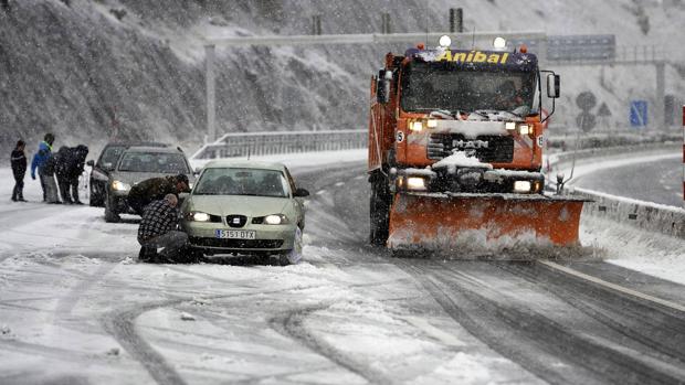 ¿Qué debes hacer si te quedas atrapado con el coche en la nieve?