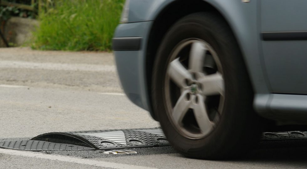 ¿Odias los badenes? Este solo se levanta si superas el límite de velocidad