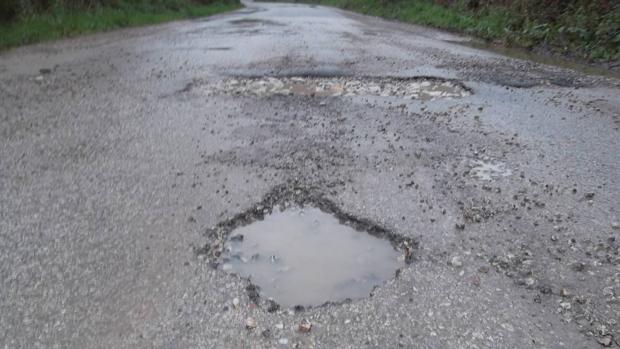 Neumáticos, suspensión y transmisión, los elementos que más se rompen por las malas carreteras