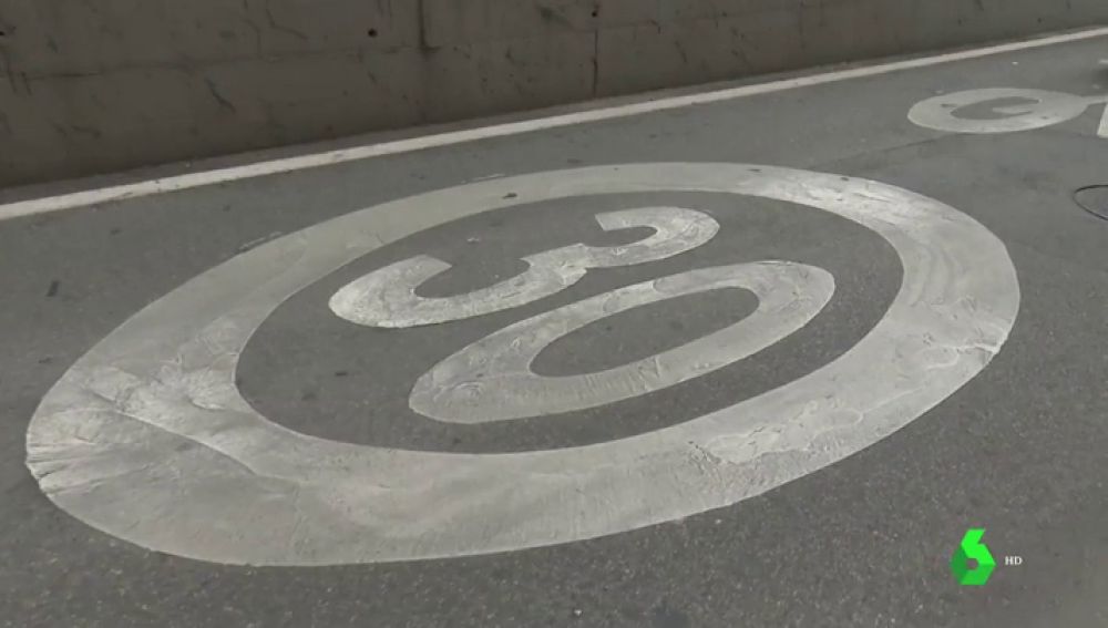 La DGT estudia reducir la velocidad a 30 kilómetros por hora en las vías de un carril de todas las ciudades españolas