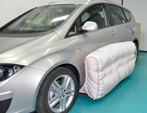 Prueban con éxito un airbag lateral exterior para el coche