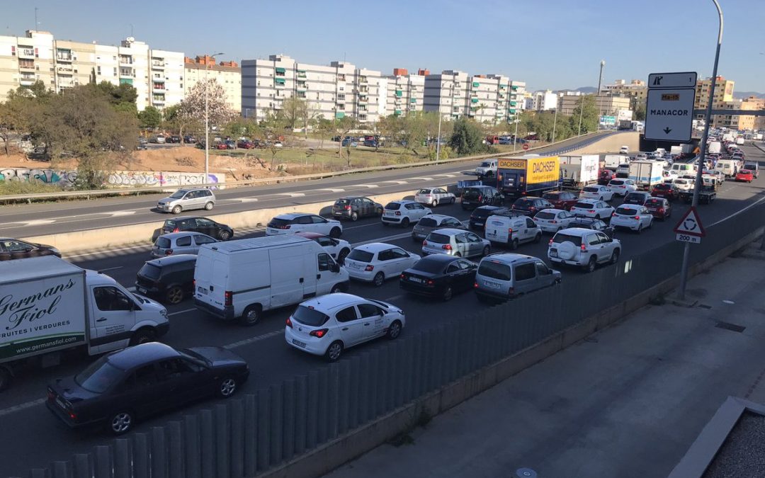 La DGT propone flexibilizar los horarios laborales para evitar los atascos
