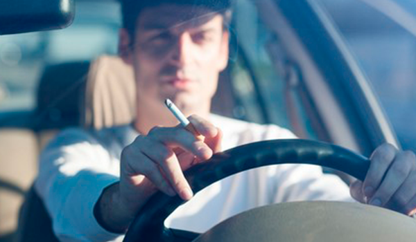 El Ministerio de Sanidad se está planteando la prohibición de fumar en el coche (otra vez)