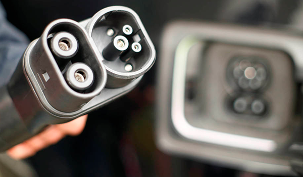 Guerra abierta entre eléctricas y petroleras por acaparar la recarga del coche eléctrico