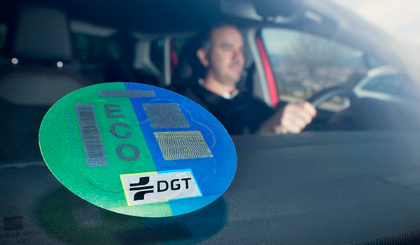 ¿Cómo puedo conseguir el distintivo ambiental de la DGT para mi coche?