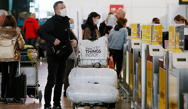 El turismo carga contra las PCR en aeropuertos por ser «demasiado caros» y pide hacer solo test rápidos