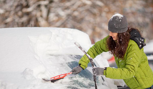 Cómo quitar la nieve y el hielo del coche sin dañarlo