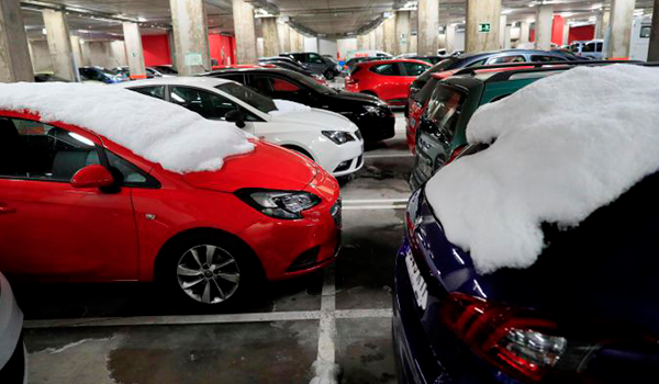 Por qué no deberías quitar el hielo del coche usando la calefacción según la DGT