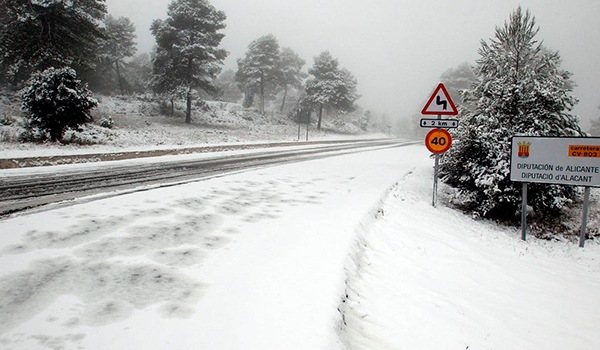 ¿Miedo a conducir con hielo? La DGT te ofrece los cuatro trucos básicos